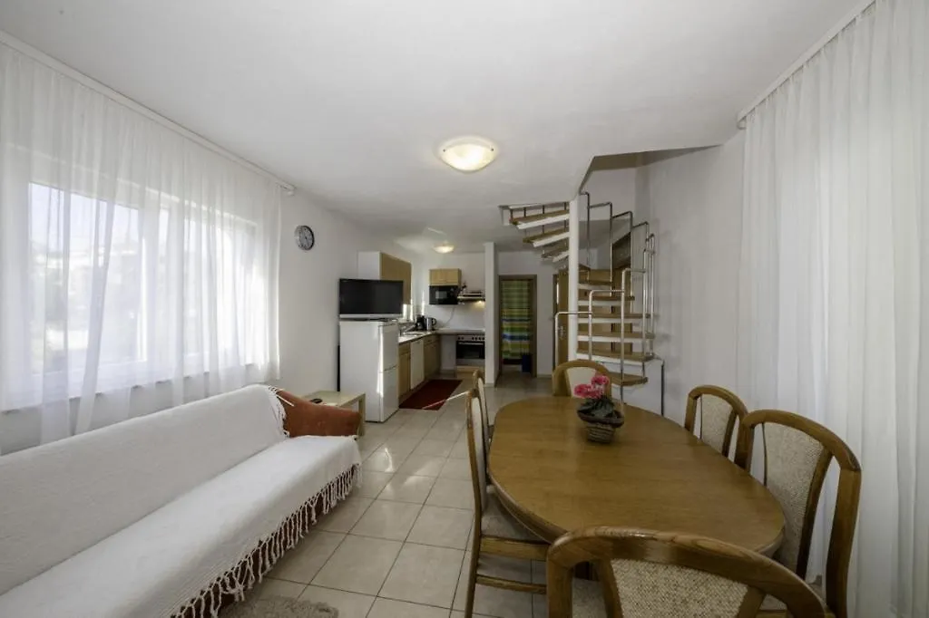 Apartment In Lopar With Terrace, Air Conditioning, Wi-Fi, Dishwasher