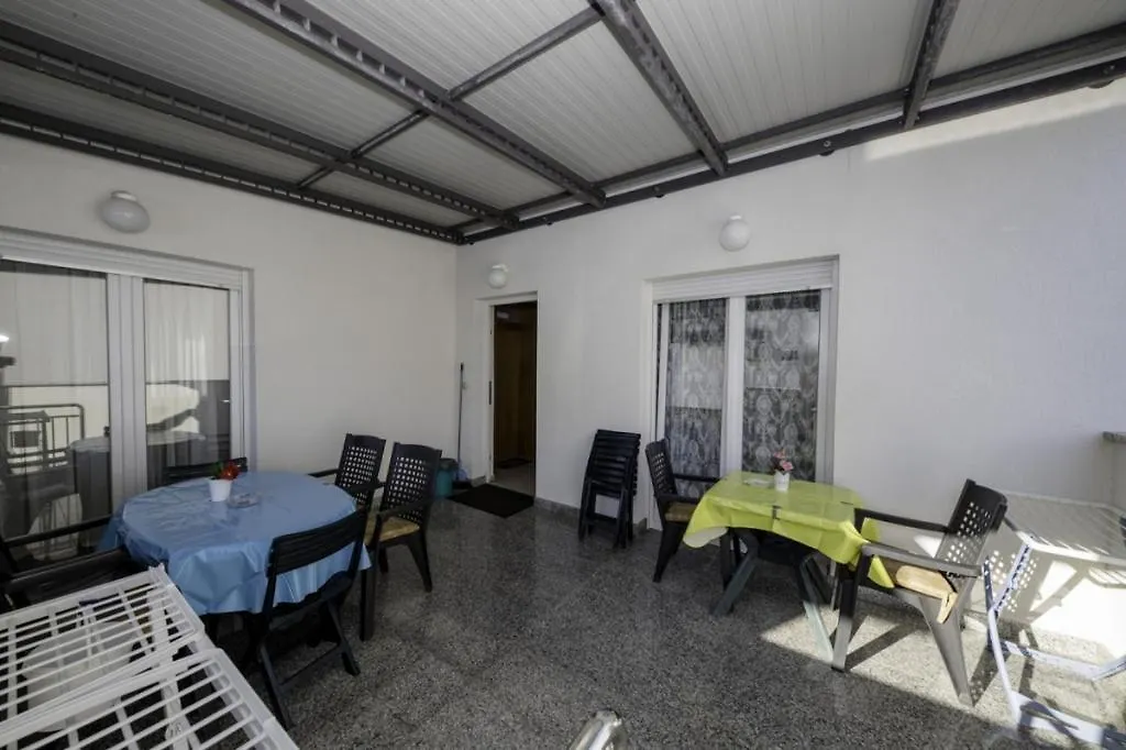 Apartment In Lopar With Terrace, Air Conditioning, Wi-Fi, Dishwasher