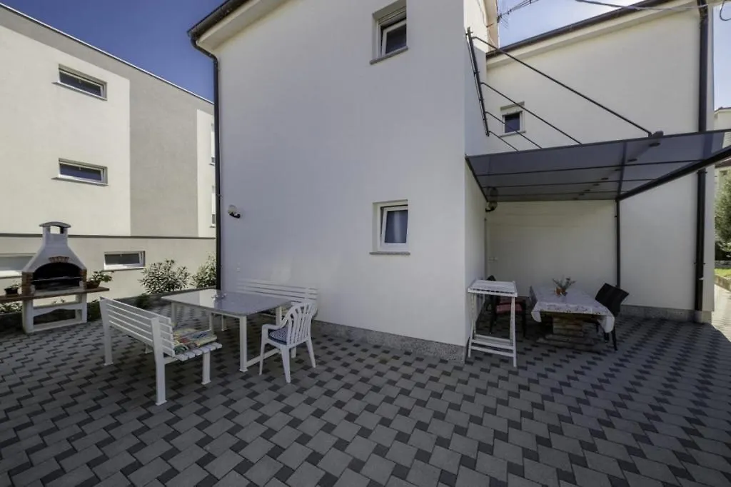 Apartment In Lopar With Terrace, Air Conditioning, Wi-Fi, Dishwasher