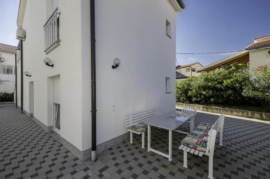 Apartment In Lopar With Terrace, Air Conditioning, Wi-Fi, Dishwasher